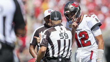Fuente AP: NFL multa a Brady por tirar patada a Jarret