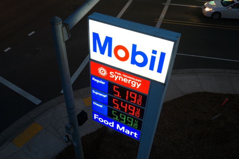 ARCHIVO – Un letrero con el precio de la gasolina regular en 5,19 dólares por galón en una gasolinera de Mobil, el 29 de abril de 2026, en Portland, Oregon. (AP Foto/Jenny Kane, Archivo)
