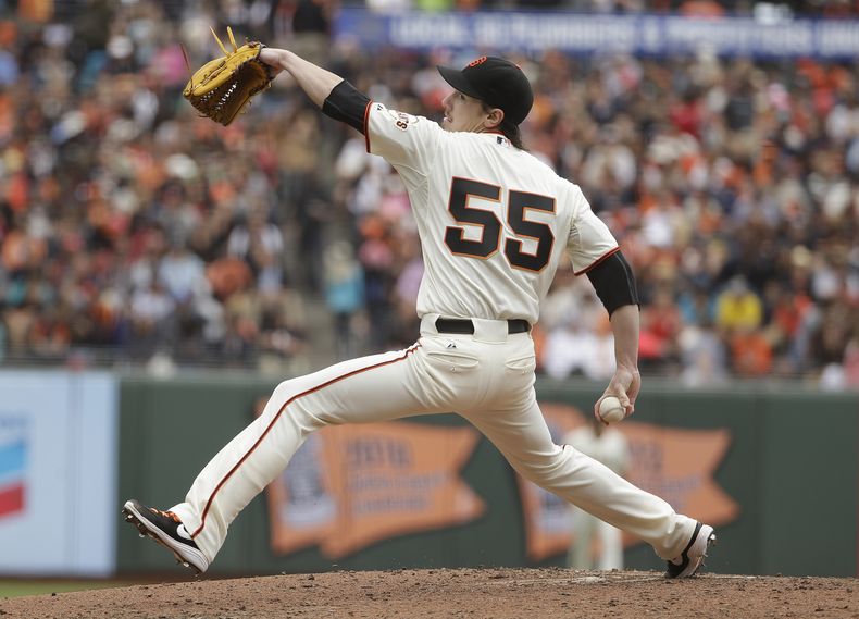 Tim Lincecum de los Gigantes de San Francisco lanza frente a los Padres de San Diego el mi&eacute;rcoles 25 de junio de 2014, en San Francisco. (Foto AP/Eric Risberg)
