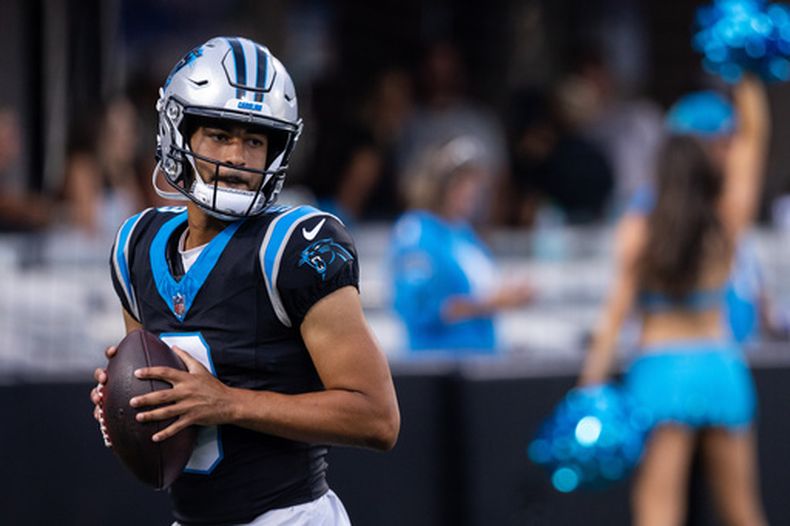 El QB de los Panteras de Carolina, Bryce Young (9), calienta durante el festival de aficionados del equipo de fútbol americano el viernes 31 de julio de 2026, en Charlotte, Carolina del Norte. (Foto AP/Scott Kinser)