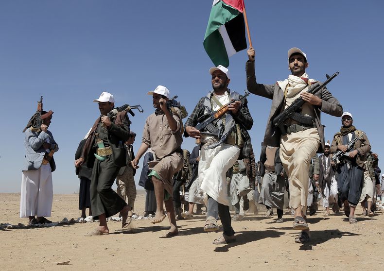 ARCHIVO - Combatientes hutíes marchan durante un acto en apoyo de los palestinos en la Franja de Gaza y contra los ataques estadounidenses contra Yemen, en las afueras de Saná, el 22 de enero de 2024. (AP Foto, archivo)