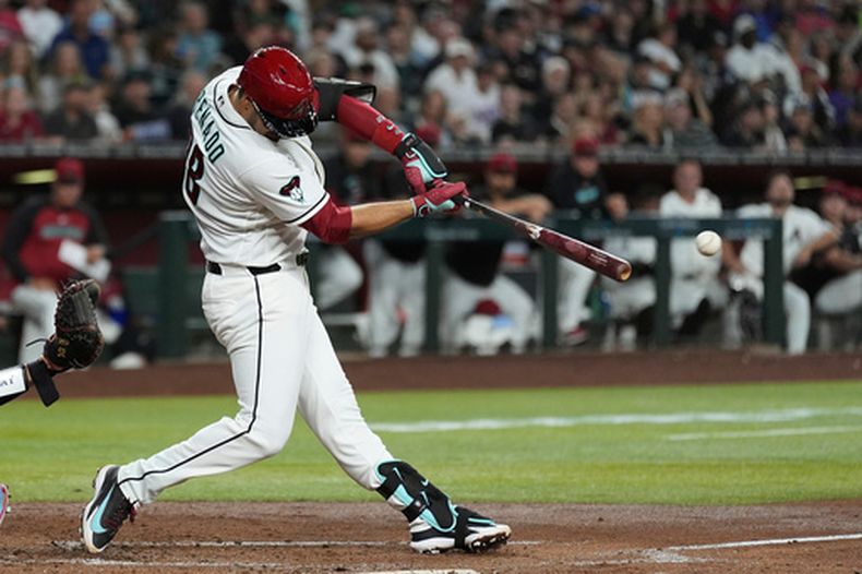 Nolan Arenado, de los Diamondbacks de Arizona, conecta un doblete productor de dos carreras contra los Cardenales de San Luis durante la tercera entrada de un partido de béisbol, el sábado 18 de julio de 2026, en Phoenix. (Foto AP/Ross D. Franklin)