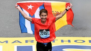 activista cubana ondea bandera en maraton de madrid en apoyo a presos politicos