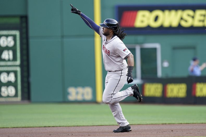Josh Bell de los Diamondbacks de Arizona recorre las bases tras su jonrón en la primera entrada ante los Piratas de Pittsburgh el viernes 2 de agosto del 2024. (AP Foto/Matt Freed)