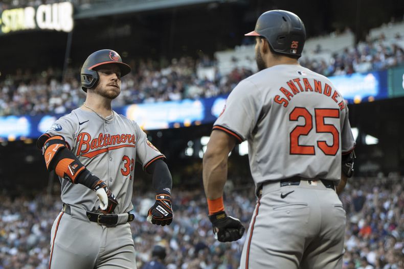 Ryan OHearn, de los Orioles de Baltimore, festeja con el venezolano Anthony Santander luego de batear un jonrón solitario en el juego ante los Marineros de Seattle, el miércoles 3 de julio de 2024 (AP Foto/Stephen Brashear)