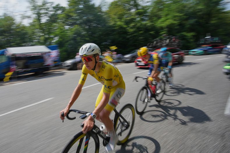 El esloveno Tadej Pogacar rodando durante la 15ma etapa del Tour de Francia portando el maillot amarillo de líder entre Champagnole y Plateau de Solaison el domingo 19 de julio del 2026. (AP Foto/Mosaab Elshamy)