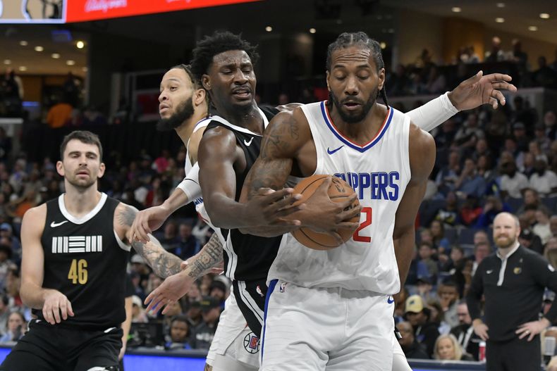 Kawhi Leonard (2), de los Clippers de Los Ángeles, es defendido por Jaren Jackson Jr., de los Grizzlies de Memphis, durante la segunda mitad del juego de baloncesto de la NBA, el viernes 23 de febrero de 2024, en Memphis, Tennessee (AP Foto/Brandon Dill)