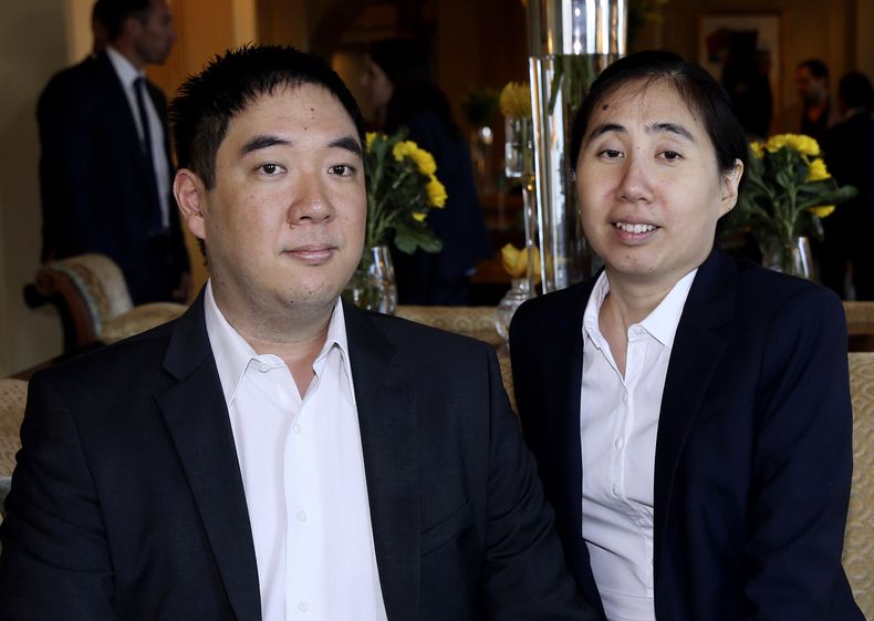 Fotograf&iacute;a de archivo del 19 de octubre de 2014 muestra a la pareja estadounidense formada por Grace y Matthew Huang, posando antes de reunirse en Doha con el embajador de Estados Unidos en Catar. La pareja sali&oacute; finalmente de Catar el mi&ea