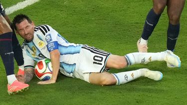 El capitán argentino Lionel Messi impacta la rodilla del caboverdiano Kevin Pina durante el partido de los 16vos de finald el Mundial, el viernes 3 de julio de 2026, en Miami Gardens, Florida. (AP Foto/Marta Lavandier)