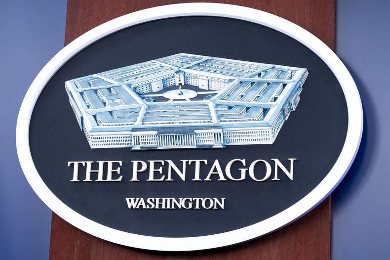 ARCHIVO – El logotipo del Departamento de Defensa de Estados Unidos en el muro de la sala de prensa del Pentágono, el 29 de octubre de 2024, en Washington. (AP Foto/Kevin Wolf, Archivo)