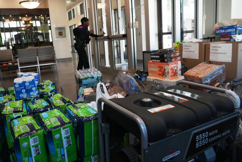 Productos de primera necesidad donados para Jamaica, en la entrada de las dependencias del Departamento de Policía de Miramar, el 30 de octubre de 2025, en Miramar, Florida. (AP Foto/Marta Lavandier)