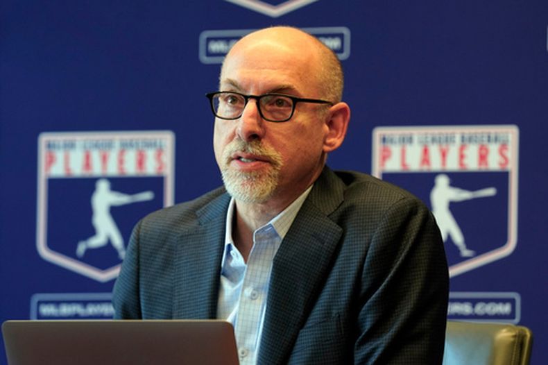 ARCHIVO - Foto del 11 de marzo del 2022, el abogado Bruce Meyer, el director ejecutivo interino de la Asociación de Jugadores de las Grandes Ligas, habla en conferencia de prensa en Nueva York. (AP Foto/Richard Drew, Archivo)
