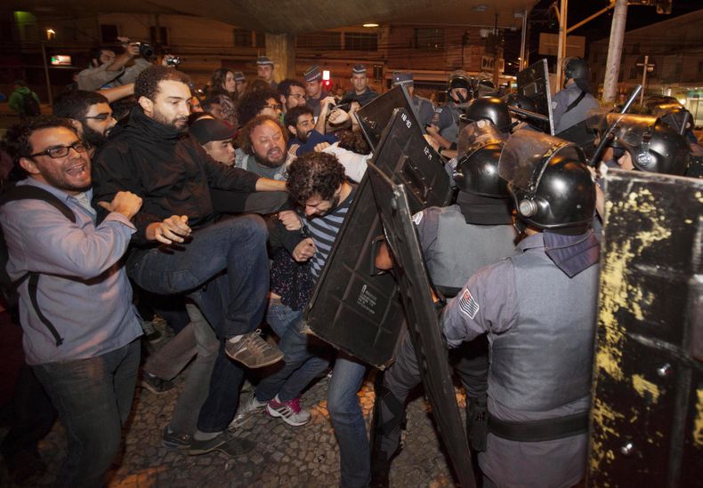 Trabajadores del metro se enfrentan con polic&iacute;as en una estaci&oacute;n del metro el lunes, 9 de junio de 2014, en Sao Paulo. (AP Photo/Mario Angelo)