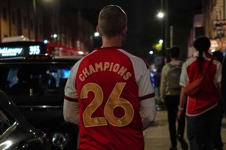 Un hincha del Arsenal se marcha tras la celebración del título de la Liga Premier, el martes 19 de mayo de 2026 (AP Foto/Alberto Pezzali)