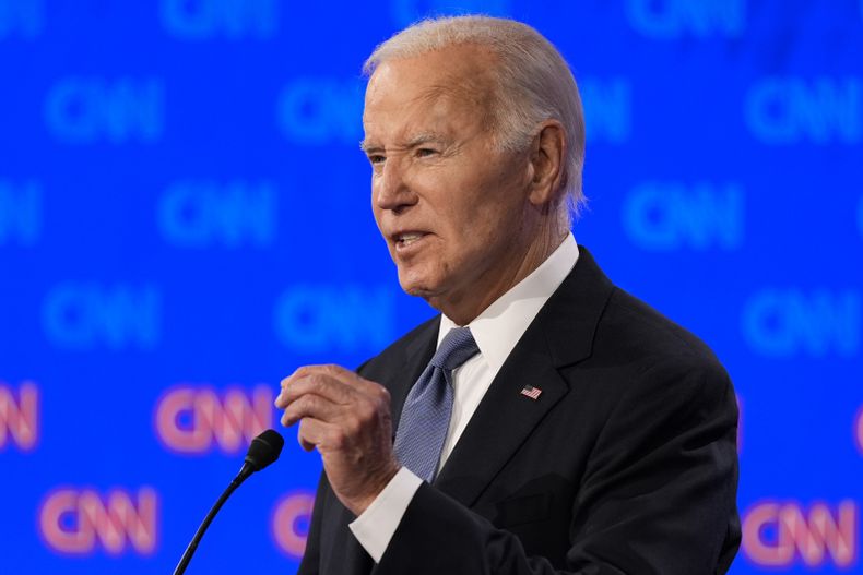 El presidente Joe Biden habla durante un el debate presidencial organizado por CNN con el candidato presidencial republicano, el expresidente Donald Trump, el jueves 27 de junio de 2024, en Atlanta. (AP Foto/Gerald Herbert)