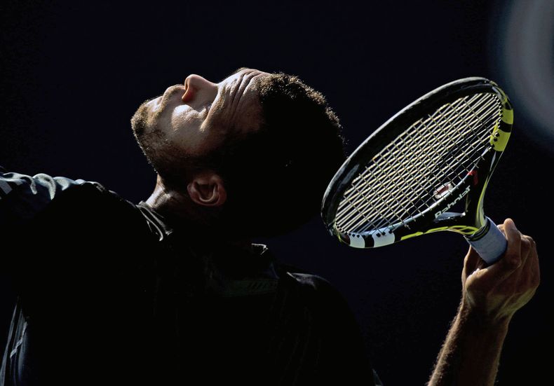 El franc&eacute;s Jo-Wilfried Tsonga realiza su saque ante el b&uacute;lgaro Grigor Dimitrov en una semifinal del Masters de Toronto, el s&aacute;bado 9 de agosto de 2014 (AP Foto/The Canadian Press, Nathan Denette)