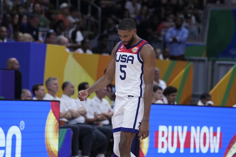 El estadounidense Mikal Bridges tras la derrota ante Canadá en el partido por la medalla de bronce del Mundial de baloncesto, el domingo 10 de septiembre de 2023, en Manila. (AP Foto/Michael Conroy)