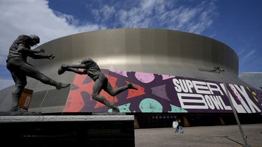 Gente camina afuera del Caesars Superdome, el viernes 31 de enero de 2025, en Nueva Orleans, antes del Super Bowl 59 de la NFL entre los Eagles de Filadelfia y los Chiefs de Kansas City. (Foto AP/Matt York)