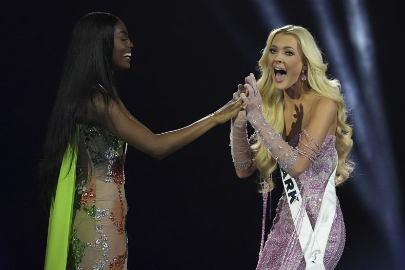 Miss Denmark Victoria Kjær Theilvig, derecha, reacciona tras ganar la 73a edición de Miss Universo en la Ciudad de México City, el sábado 16 de noviembre de 2024. (Foto AP/Fernando Llano)