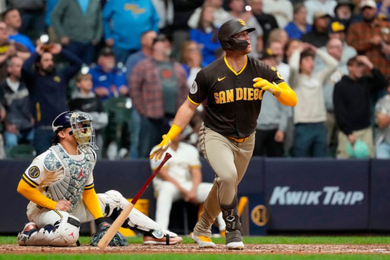 Gavin Sheets, de los Padres de San Diego, conecta un jonrón de tres cerreras durante la novena entrada en el juego de béisbol de Grandes Ligas contra los Cerveceros de Milwaukee, el miércoles 13 de mayo de 2026, en Milwaukee. (AP Foto/Aaron Gash)