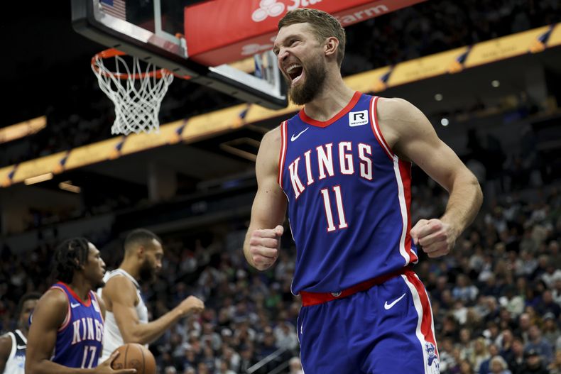 El lituano Domantas Sabonis, de los Kings de Sacramento, festeja durante el encuentro del miércoles 27 de noviembre de 2024, ante los Timberwolves de Minnesota (AP Foto/Ellen Schmidt)