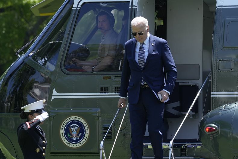 El presidente Joe Biden baja del Marine One en la Casa Blanca en Washington, el viernes 26 de abril de 2024, a su regreso de un viaje a Nueva York. (AP Foto/Susan Walsh)