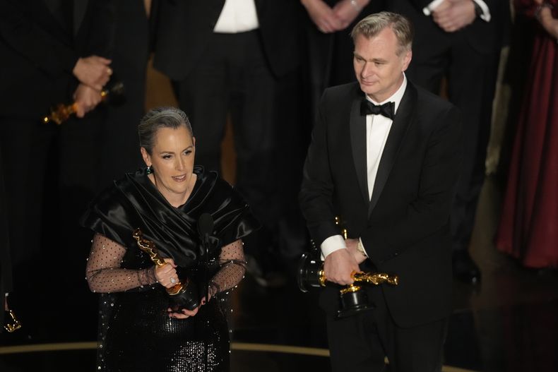 Emma Thomas, izquierda, y Christopher Nolan reciben el premio a mejor película por Oppenheimer en los Oscar el domingo 10 de marzo de 2024, en el Teatro Dolby en Los Ángeles. (Foto AP/Chris Pizzello)