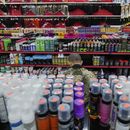 Un empleado de Seven Daughters, una tienda de productos de belleza en College Park, Georgia, está rodeado de productos mientras reabastece los estantes, el martes 6 de mayo de 2025. (AP Foto/Stephanie Scarbrough)
