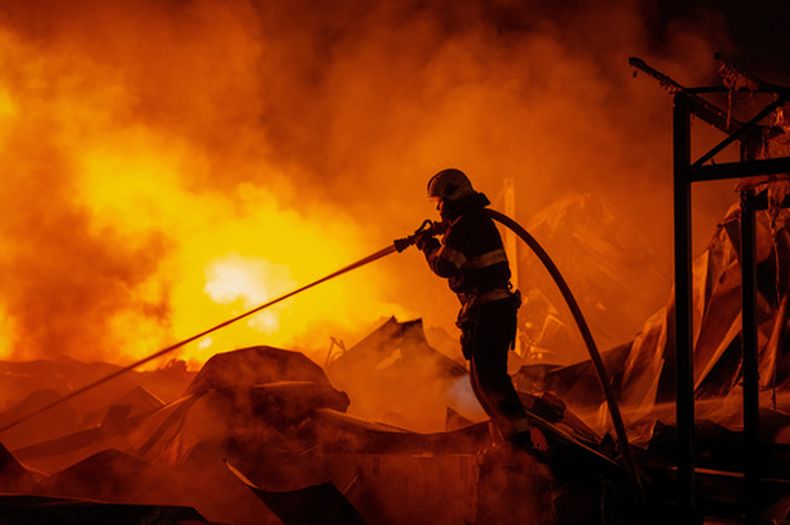 Bomberos apagan un incendio tras un impacto de misiles rusos en un almacén en Kiev, Ucrania, el miércoles 5 de agosto de 2026. (AP Foto/Dan Bashakov)