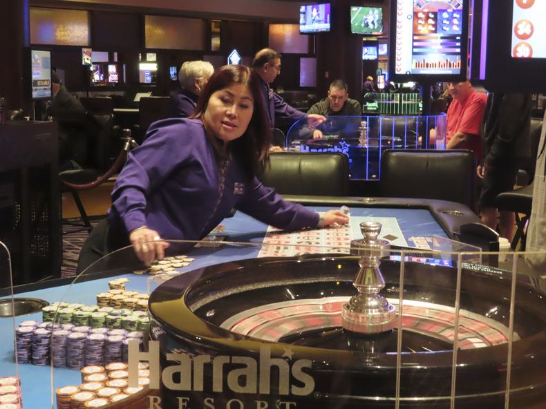 Una crupier a cargo de un juego de ruleta en el casino Harrahs, el sábado 29 de septiembre de 2023, en Atlantic City, Nueva Jersey. (AP Foto/Wayne Parry)