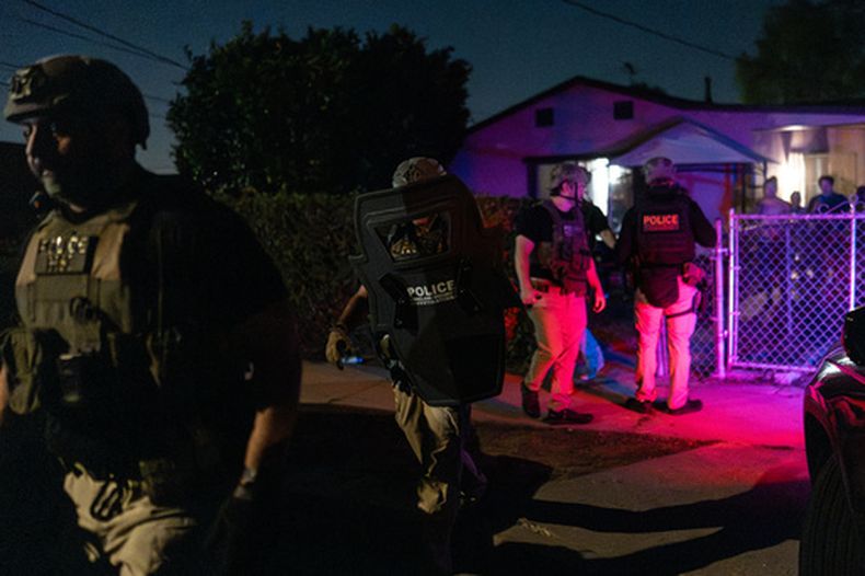 Agentes de Investigaciones de Seguridad Nacional salen de una residencia después de arrestar a un sospechoso acusado de registrarse ilegalmente para votar, el lunes 19 de octubre de 2026, en Commerce, California. (AP Foto/Jae C. Hong)