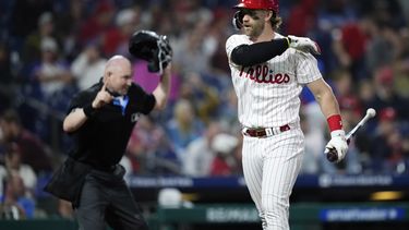 Bryce Harper, derecha, de los Filis de Filadelfia, reacciona luego de ser expulsado por el umpire de home, Mike Estabrook, después de ser ponchado en la séptima entrada del juego de béisbol en contra de los Mets de Nueva York, el viernes 23 de junio de 2023, en Filadelfia. (AP Foto/Matt Slocum)