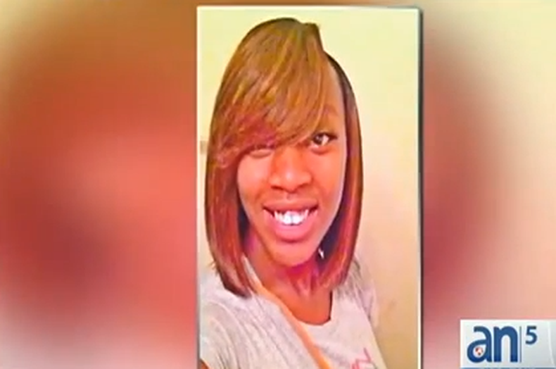 La policía de Miami Gardens busca al asesino de una mujer embarazada quien falleció anoche en el hospital Jackson Memorial al ser impactada por una bala. Se sabe que los médicos pudieron salvar al bebe que se encuentran en estado grave.