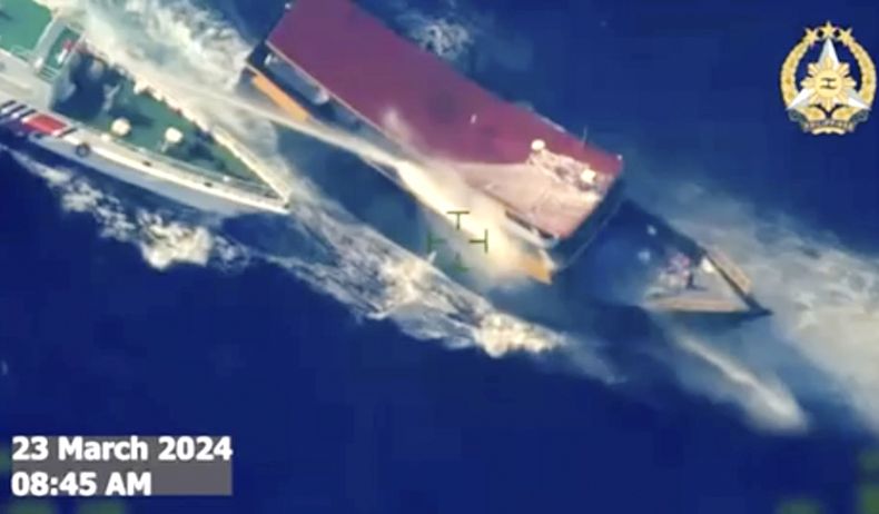 En esta captura tomada de un video distribuido por las Fuerzas Armadas de Filipinas, un barco de la Guardia Costera de China utiliza cañones de agua y se acerca al barco filipino de reabastecimiento Unaizah May 4 mientras se acerca al atolón de Ayungin, en el disputado Mar de China Meridional, el 23 de marzo de 2024. (Fuerzas Armadas de Filipinas via AP)