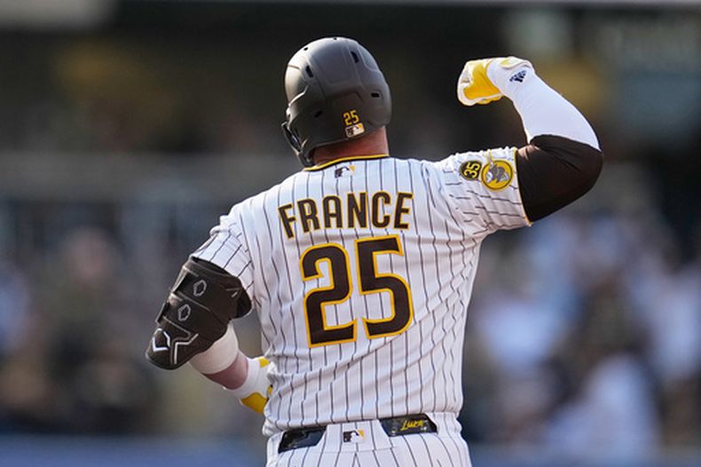 Ty France, de los Padres de San Diego, celebra después de batear un cuadrangular durante la tercera entrada del juego de béisbol contra los Bravos de Atlanta, el miércoles 24 de junio de 2026, en San Diego. (AP Foto/Gregory Bull)