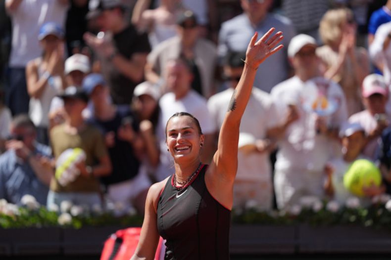 La bielorrusa Aryna Sabalenka celebra tras vencer en la tercera ronda de Roland Garros a la australiana Daria Kasatkina el sábado 30 de mayo del 2026. (AP Foto/Thibault Camus)