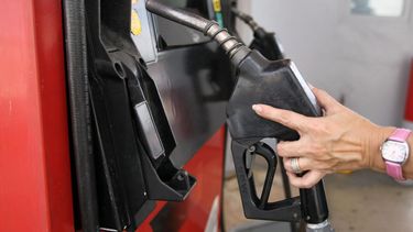 baja de seis centavos en el costo de la gasolina para este miercoles ante caida en el precio del petroleo