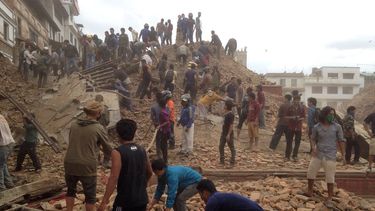 sismo deja 1.805 muertos en nepal y aludes en monte everest