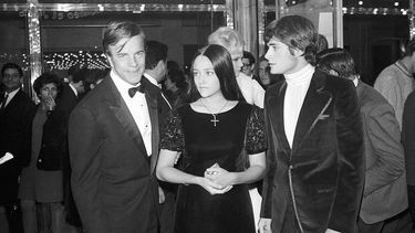 ARCHIVO – El director de la película Romeo y Julieta, Franco Zeffirelli, izquierda, los actores Olivia Hussey, centro, y Leonard Whiting, en la premier del filme en París, el 25 de septiembre de 1968. (AP Foto/Eustache Cardenas, Archivo)