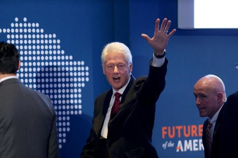 El contratista, en prisión por crear una red en Internet fuera del control gubernamental. Cuba aboga por un cambio por los tres cubanos presos por actividades de inteligencia. Hillary Clinton ya propuso desde la Secretaría de Estado el fin del aislamiento