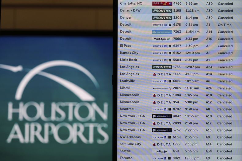 Una pantalla muestra todos los vuelos cancelados en el Aeropuerto Intercontinental George Bush, en Houston, Texas, el martes 21 de enero de 2025. (AP Foto/David J. Phillip)