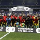 Los jugadores de Brasil y Guinea posan con un mensaje contra el racismo previo a un partido amistoso, el sábado 17 de junio de 2023, en Barcelona. (AP Foto/Joan Monfort)