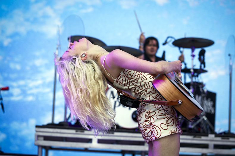 La cantautora Maisie Peters actúa durante el festival de música All Things Go el domingo 29 de septiembre de 2024 en el estadio Forest Hills en Forest Hills, Nueva York. (Foto Andy Kropa/Invision/AP)