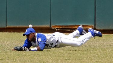 americateve | Carlos Tabares, considera que los equipos de Grandes Ligas otorgan a los cubanos esos enormes contratos "para seguir incitando a las deserciones y contrarrestar los cambios que está haciendo el estado cubano".