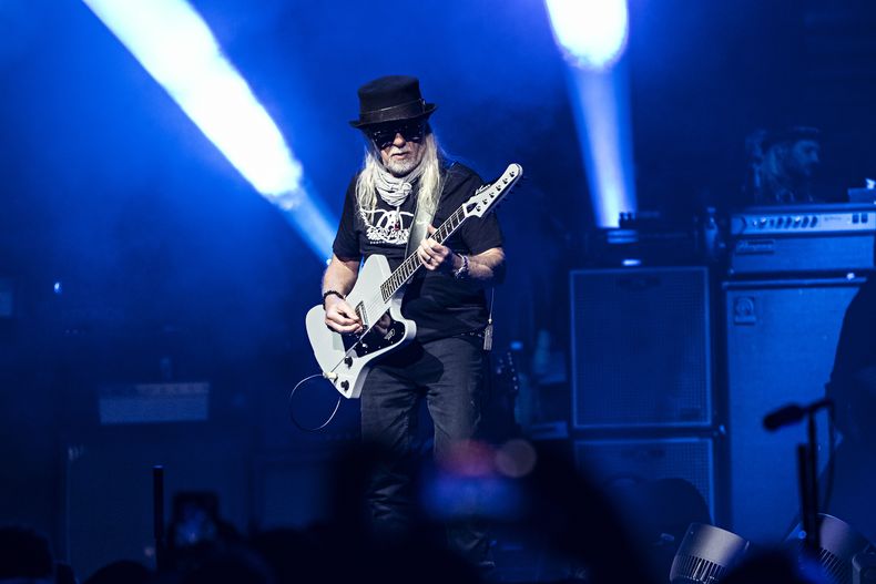 Brad Whitford de Aerosmith durante uno de sus conciertos de la gira Peace Out: The Farewell Tour el sábado 2 de septiembre de 2023, en Wells Fargo Center en Filadelfia. (Foto Amy Harris/Invision/AP)