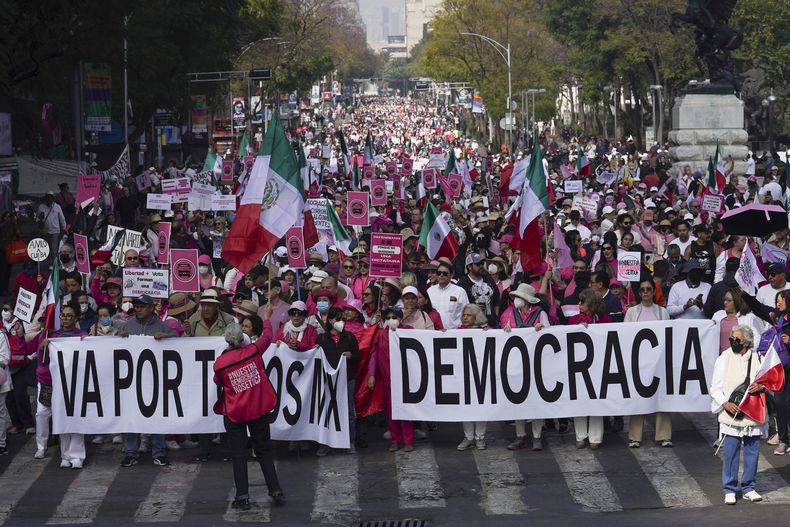 Manifestantes participan en una marcha organizada por organismos ciudadanos que exigen que se respete a la autoridad electoral en las próximas elecciones generales, el domingo 18 de febrero de 2024, en la Ciudad de México. (AP Foto/Marco Ugarte)