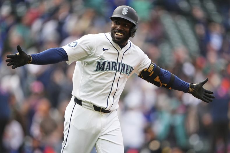 Randy Arozarena, de los Marineros de Seattle, reacciona a la base por bolas que recibió con casa llena para remolcar la carrera del triunfo en la novena entrade del juego de béisbol de Grandes Ligas contra los Astros de Houston para una victoria por 7-6 el miércoles 9 de abril de 2025, en Seattle. (AP Foto/Lindsey Wasson)