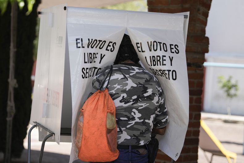 Un hombre vota durante las elecciones del Estado de México en Texcoco, México, el domingo 4 de abril de 2023. (AP Foto/Eduardo Verdugo)