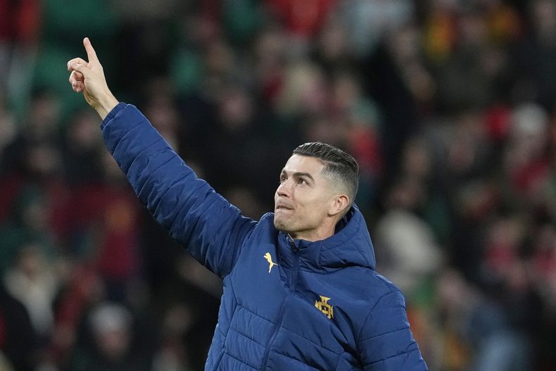 ARCHIVO - El delantero portugués Cristiano Ronaldo hace un gesto a la multitud después de ganar el partido de la Liga de Naciones de la UEFA entre Portugal y Dinamarca, en el estadio José Alvalade en Lisboa, el 23 de marzo de 2025. (AP Foto/Armando Franca)