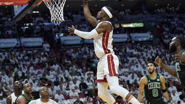 Celtics regresan a casa y buscan eliminar al favorito Heat